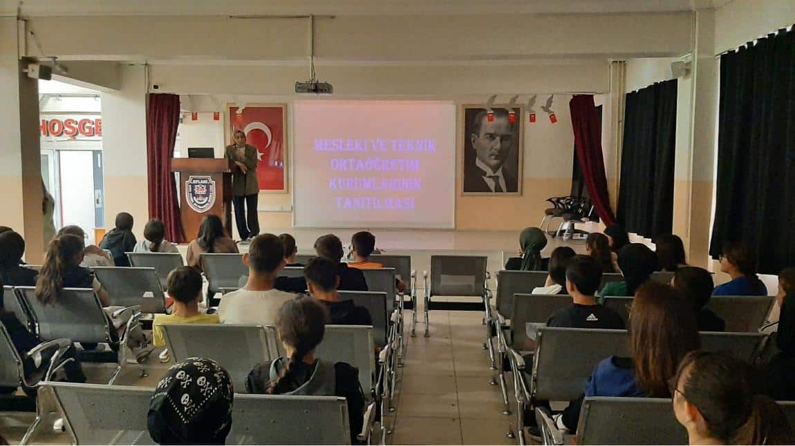 Ortaokulu Öğrencilerine Mesleki Tanıtım Toplantısı Yapıldı.